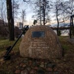 Памятный камень в честь испытания "Потаённого судна"