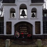 Мемориальная стена-колокольня в память о моряках-подводниках